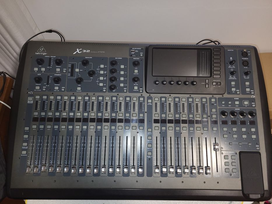 Vendo Behringer X32  com Case