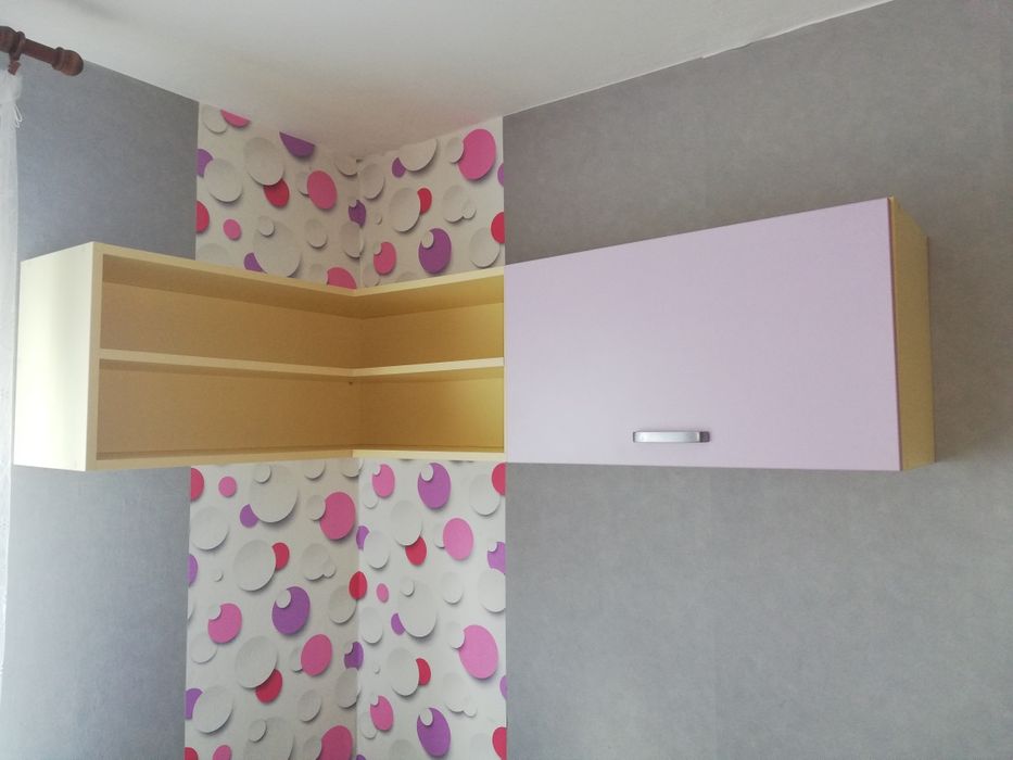 Biurko i wisząca szafka z półkami