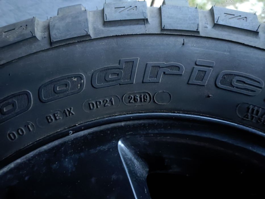 5 kół Jeep Wrangler rozstaw 5x127 opony BFGoodrich 255/75)17