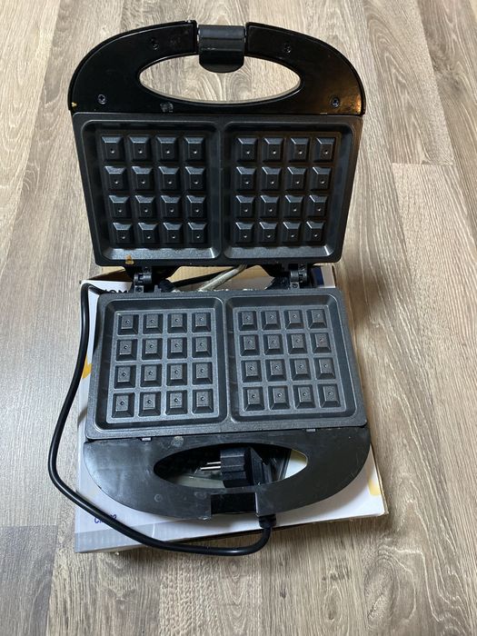 Вафельница Home4u CM002