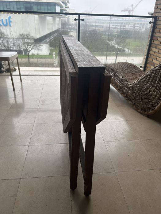 Mesa de exterior de madeira