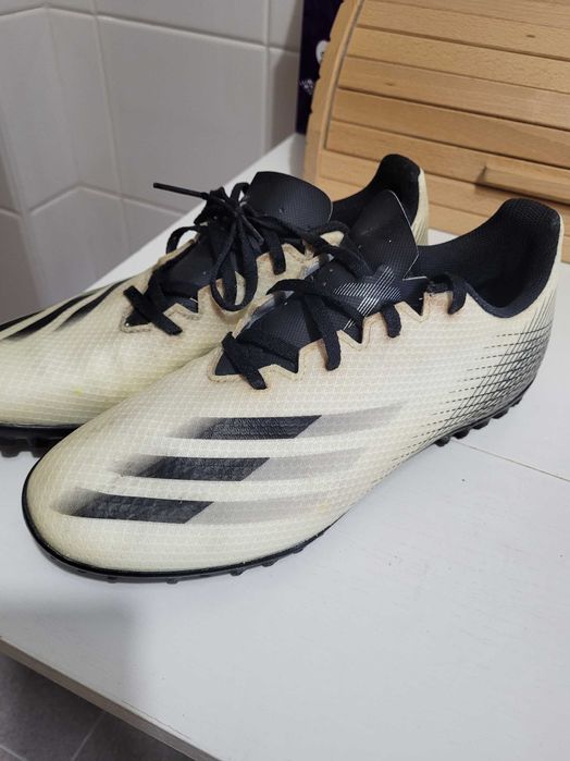 Chuteiras Adidas, numero 44, com pouco uso.