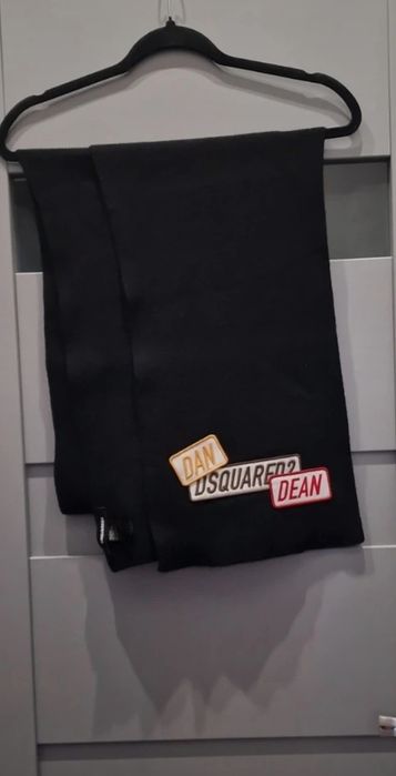 Dsquared2 czarny piękny szalik