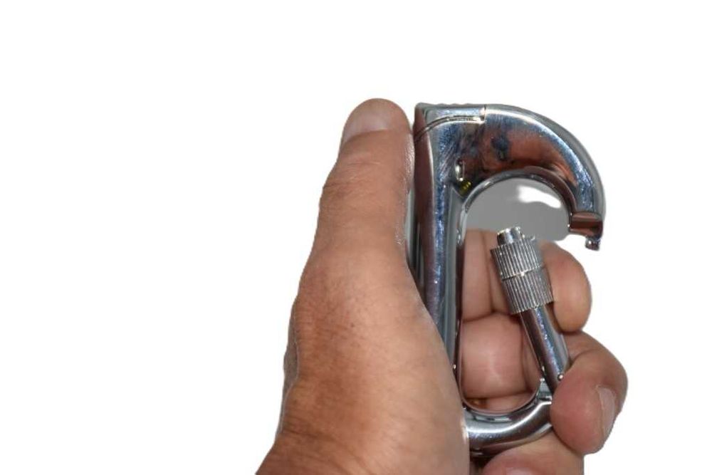 Isqueiro Marlboro com formato de mosquetão de segurança (carabiner)