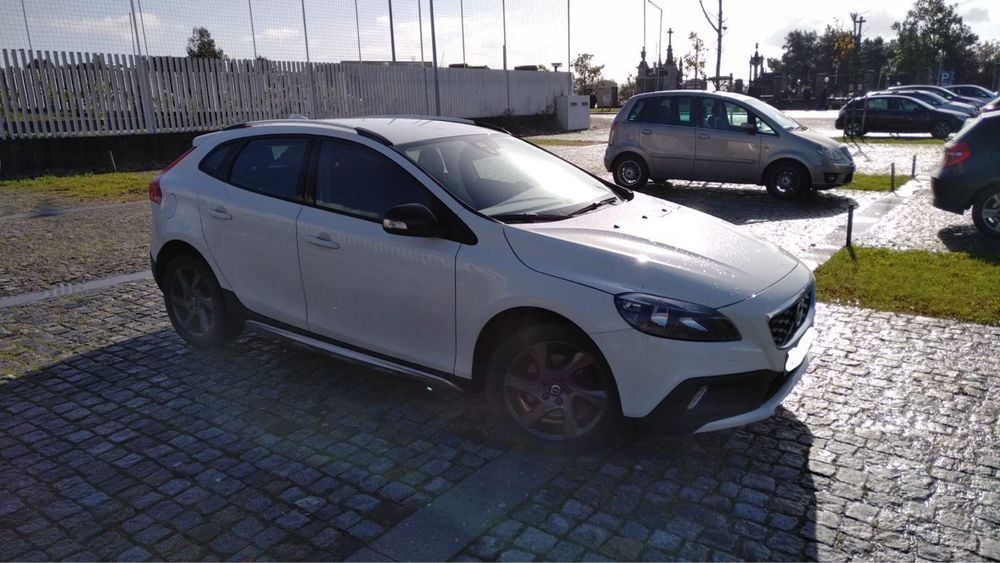 Volvo V40 Cross Country 1.6 D2 Kinetic 2015 — Funcional mas com ruido na caixa