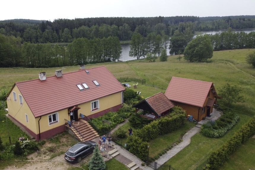 domek przy wyciągu narciarskim nad jeziorem, balia sauna okrągłe