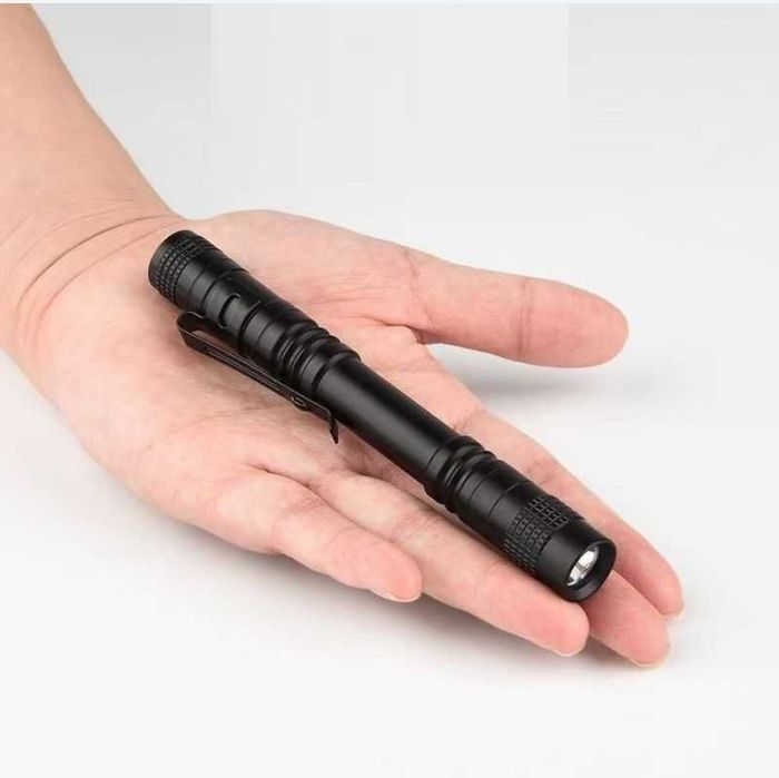 Тактический мини фонарик в виде ручки с красным светом.