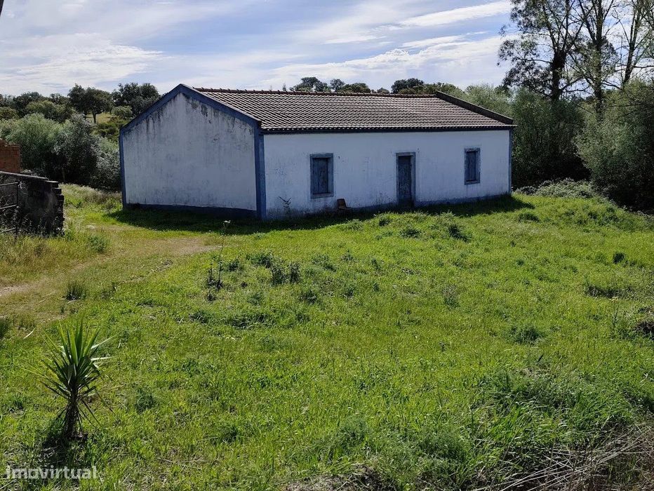 Terreno de 1750 m²  e Armazém