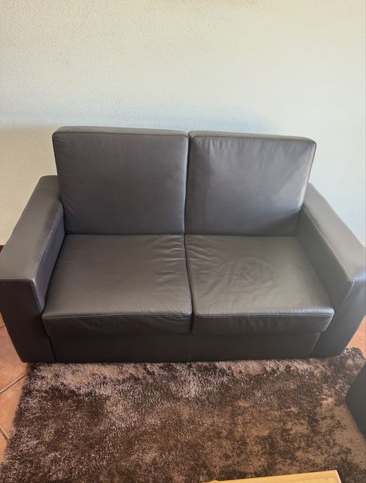 Dois sofás em PELE