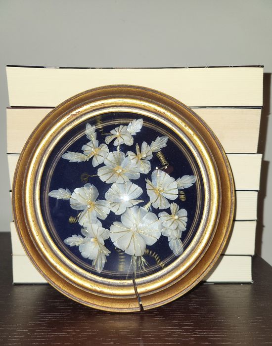 Moldura antiga com flores feitas de escamas de peixe