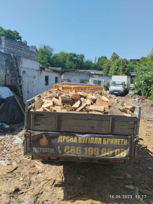 Дрова твердые  колотые метровые в Николаеве доставка