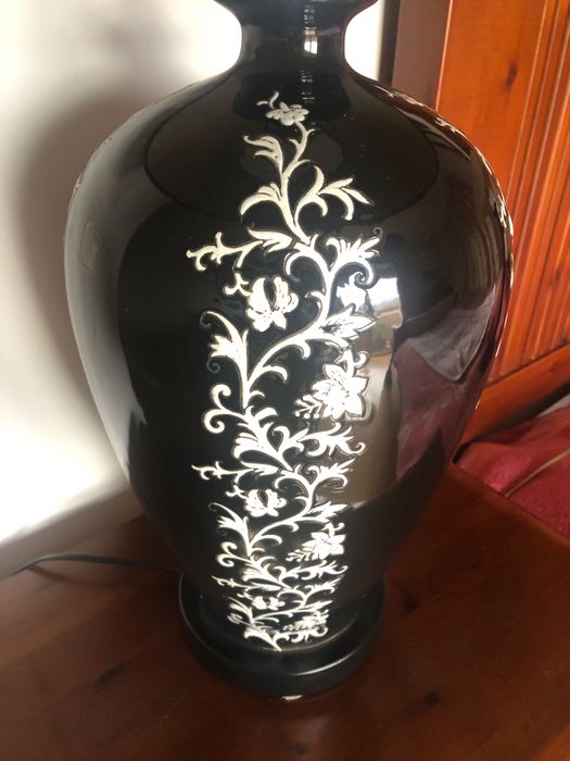 Candeeiro preto e branco com abajur preto