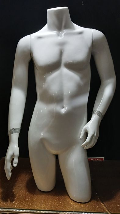 3 manequins brancos