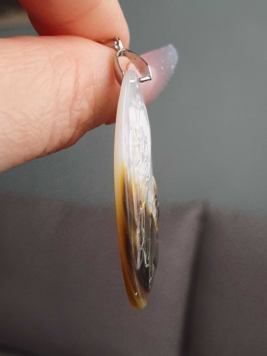 Pendente camafeu em concha com jovem / mulher / sereia em 3D