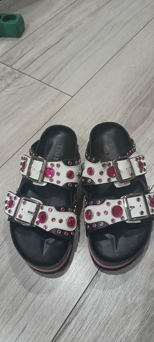 Klapki na niskiej platformie marki Dune