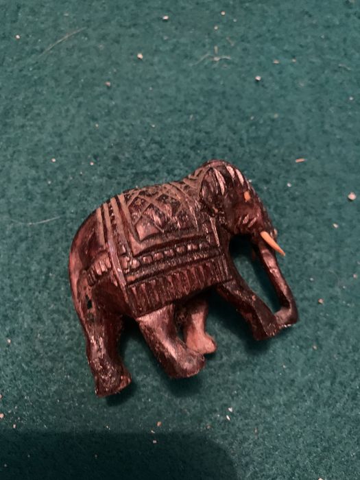 pequena escultura de elefante em madeira