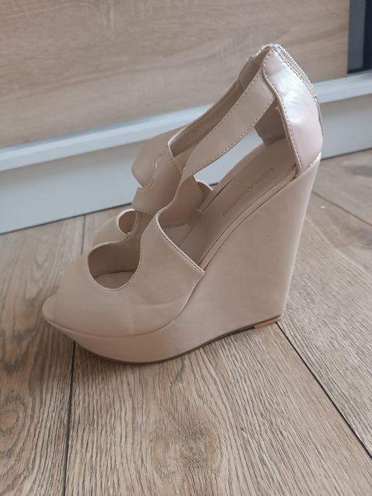 Kremowe wysokie  koturny