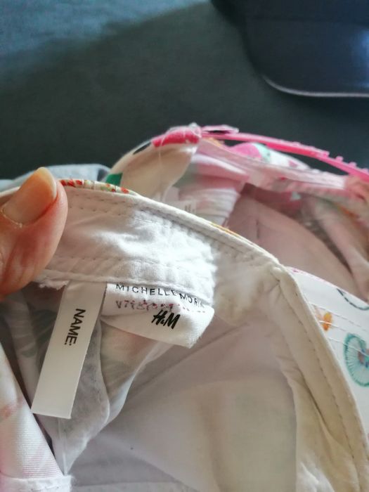 Vários bonés, vários preços