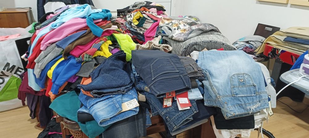Lote de roupa NOVA , com etiqueta - Aproximadamente 1000 peças