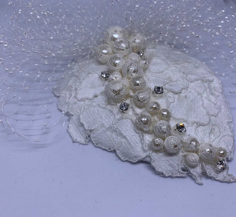 nowy biały toczek ślubny średni serce kryształki woalka rękodzieło
