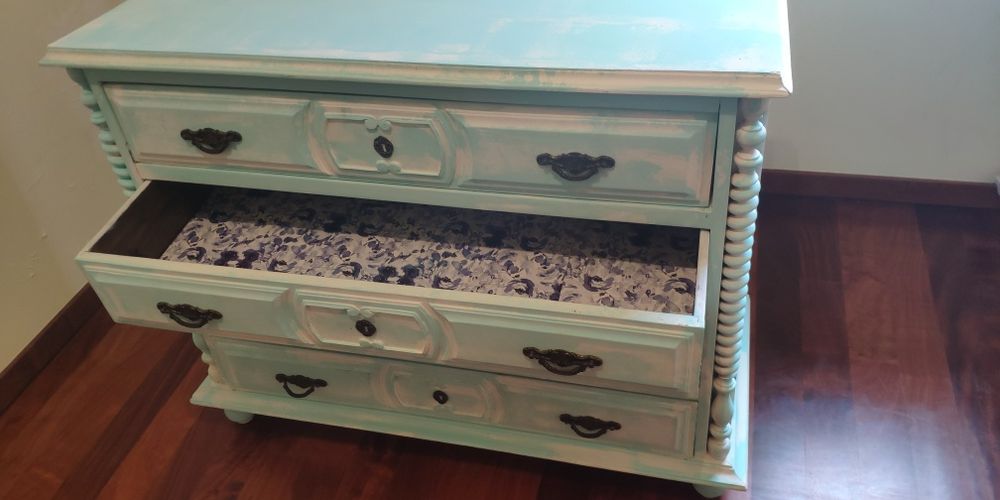 Comoda pintada com gavetões forrados