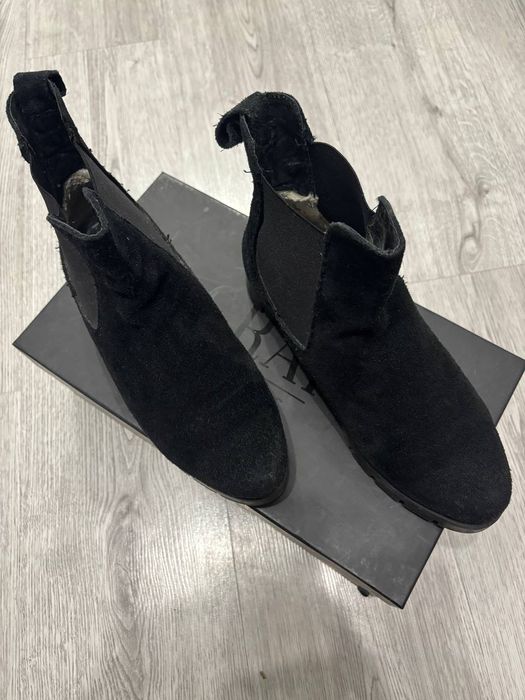 Жіночі ботинки модель челсі
натуральна шкіра- замша., 
стан відмінний