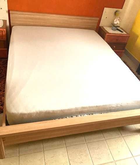 Cama de casal em madeira