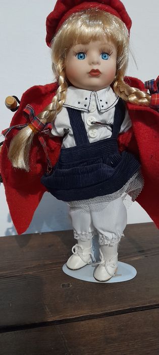 Boneca loiça e pano, com suporte em metal