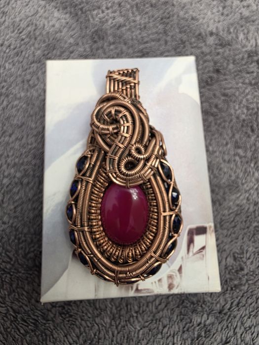 Miedziany wisior z różowym agatem – ręcznie wykonany metodą wire wrapping