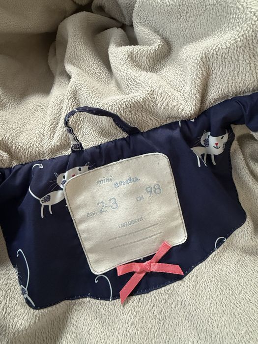 Kurtka zimowa puchowa ciepła dla dziewczynki Endo granatowa w kotki 98