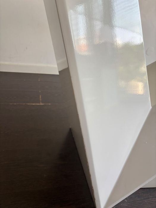 Mesa de vidro temperado com pé lacado branco.