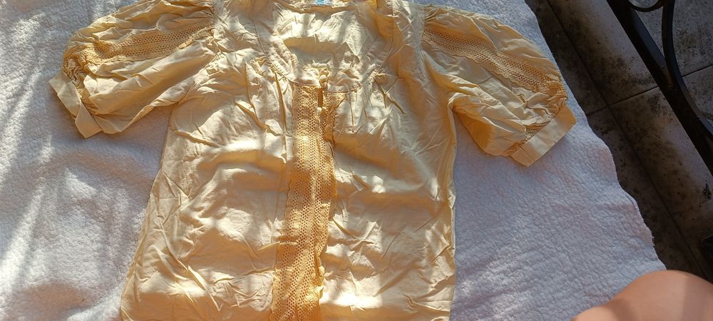 Блузка у трендовому кольорі топленого масла