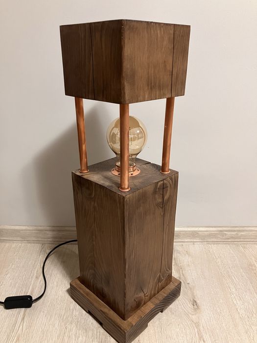 Lampa  z drewna stojąca