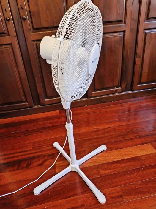 Ventilador de Pé na Cor Branca KmtStyle
