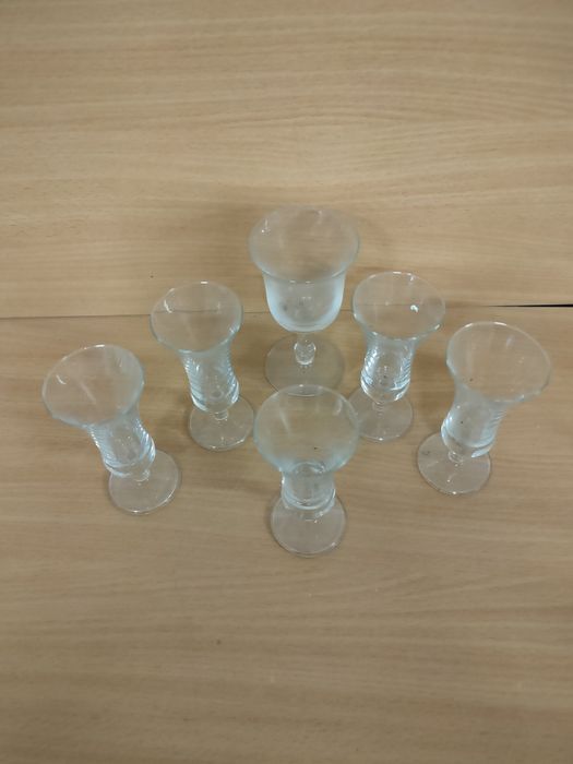 Copos de vidro para licor.