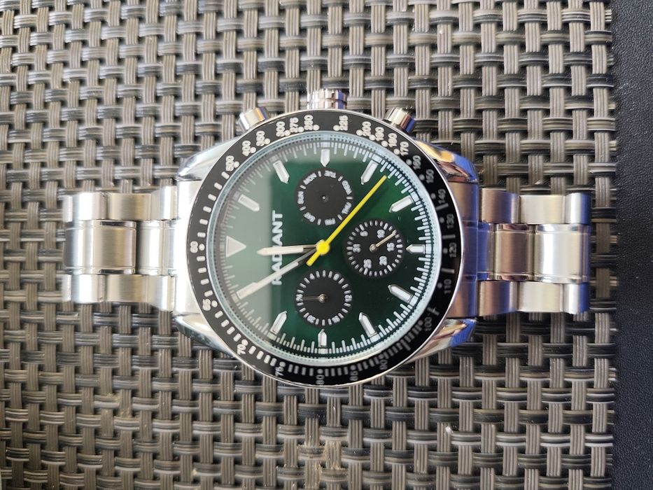 Relógio radiant de cor prata com mostrador em verde