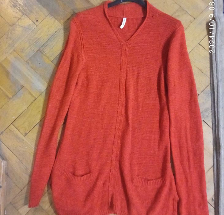 sweter cienki czerwony z delikatnie dzianym prostym wzorem