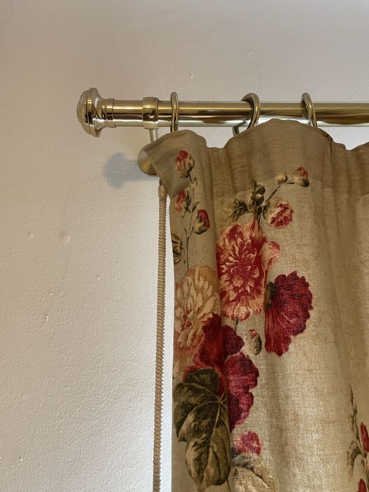 Cortinado com tecido floral estampado, com varão em latão