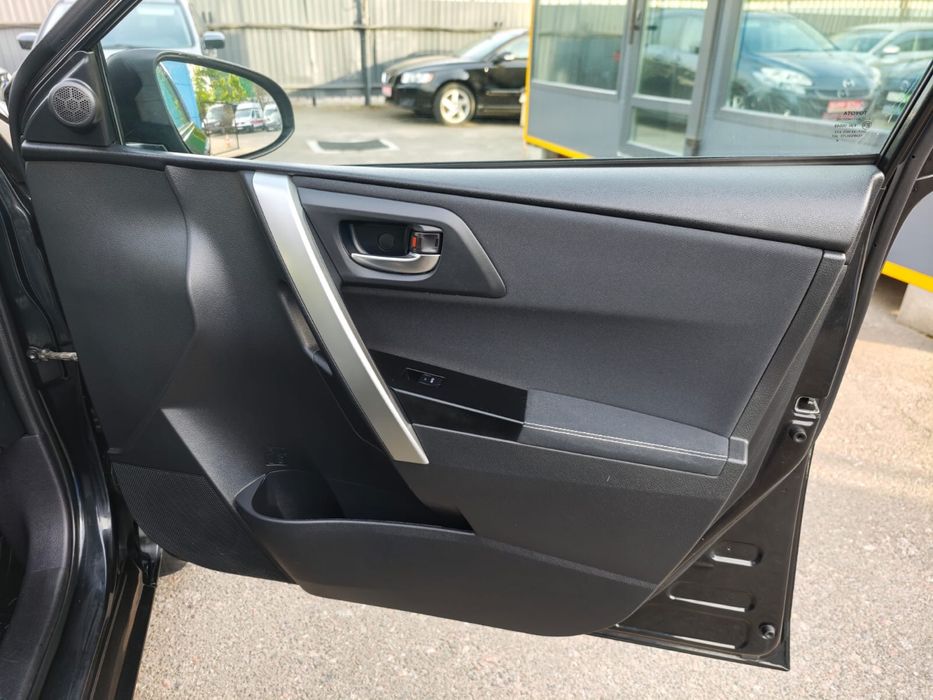 TOYOTA AURIS HYBRID 1,8 бенз+електро  2014