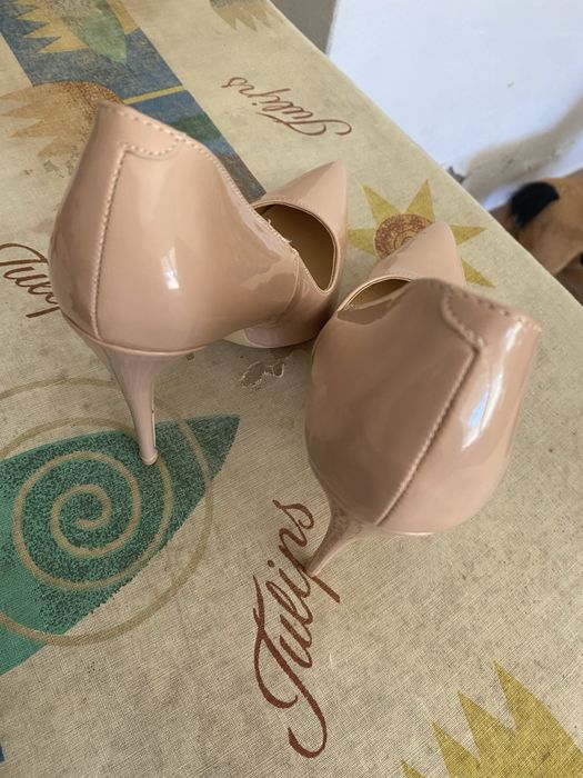 Sapatos novos de salto