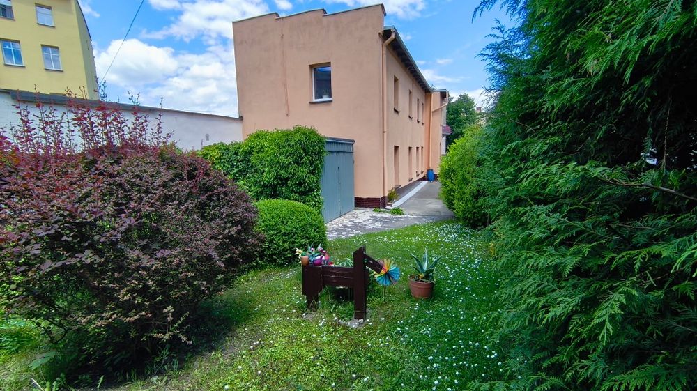 Sprzedam górę domu 66 M2 w śródmieściu bezczynszowe, garaż,wspólny ogródek
