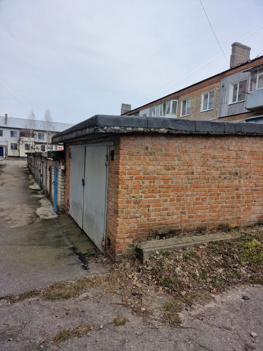 Продам гараж п горный геолог сзади дома 20 а