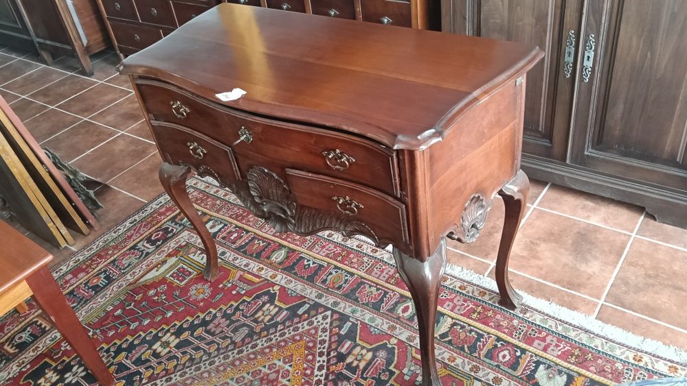 Consola estilo D. José (rica) século XVIII com gavetas em madeira de cerejeira
