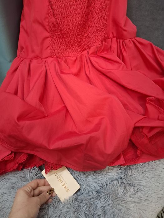 Сукня червона з рюшами