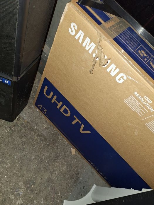 Zestaw elektroniki telewizor smart kolumna komputery monitory