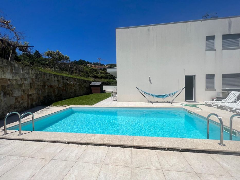 Vivenda V3 Moderna com Piscina, Jardim e Totalmente Mobilada