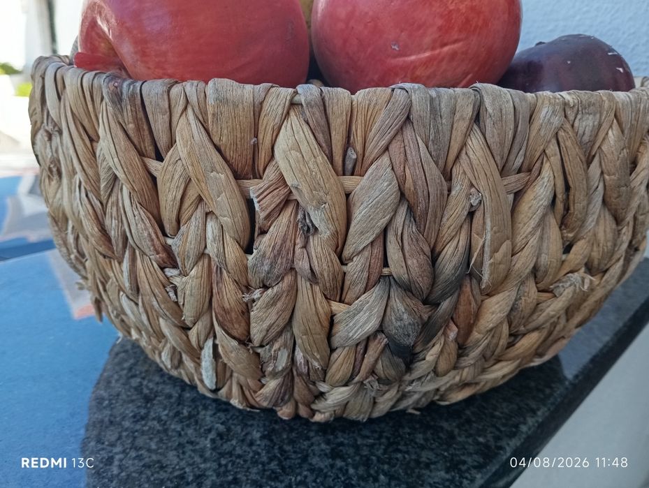 Cesto com frutos de decoração