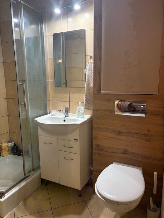 Dom z tarasem, piwnicą oraz budynkiem gospodarczym