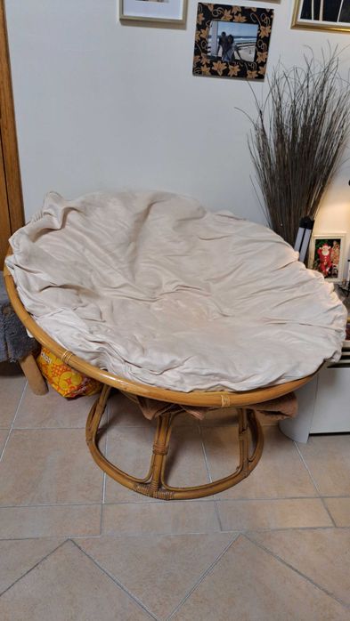 Sofá de bambú formato redondo e côncavo com almofada própria hamovível, sala ou jardim, 20 euros para despachar, a quem vier buscar.