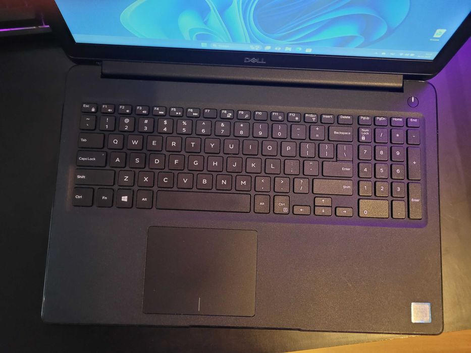 Ноутбук Dell Latitude 3500 / i5-8265U / 8GB RAM / 256 GB SSD